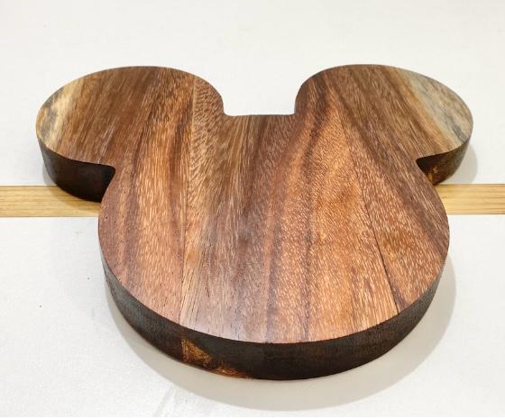 Tabla de Parota en forma de Mickey Mouse