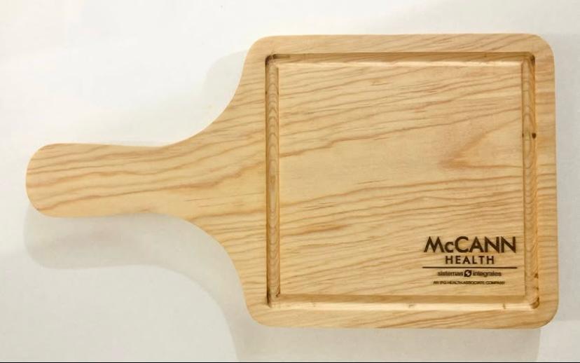 Tabla de madera de pino con mango 20x35 cm