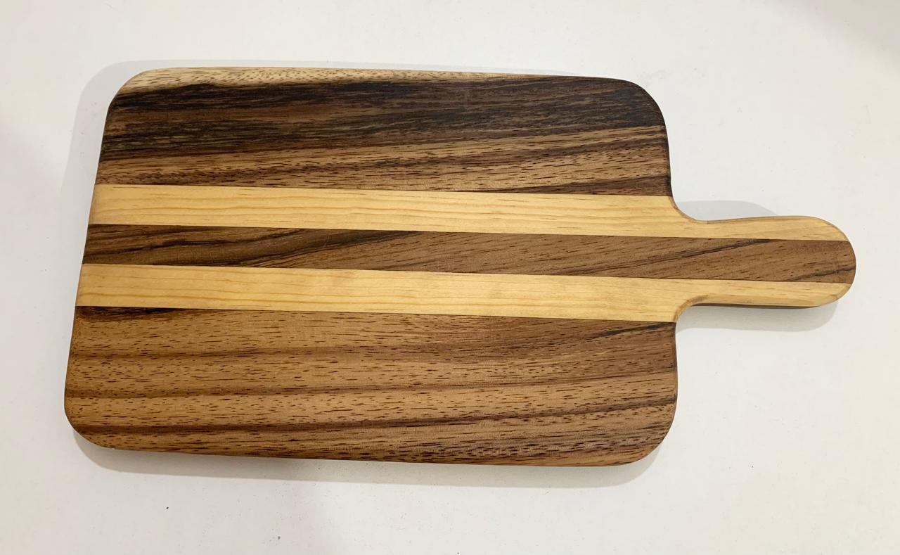 Tabla de Parota con mango e incrustaciones de pino