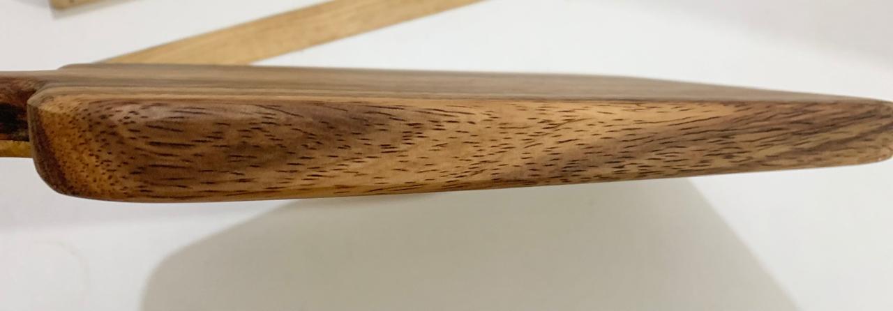 Tabla de Parota con mango e incrustaciones de pino