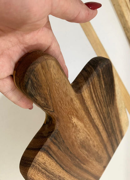 Tabla de Parota con mango e incrustaciones de pino