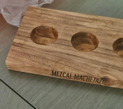 Mezcalero en tabla de Parota