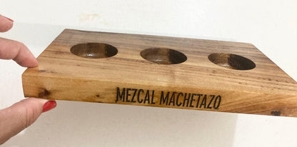 Mezcalero en tabla de Parota