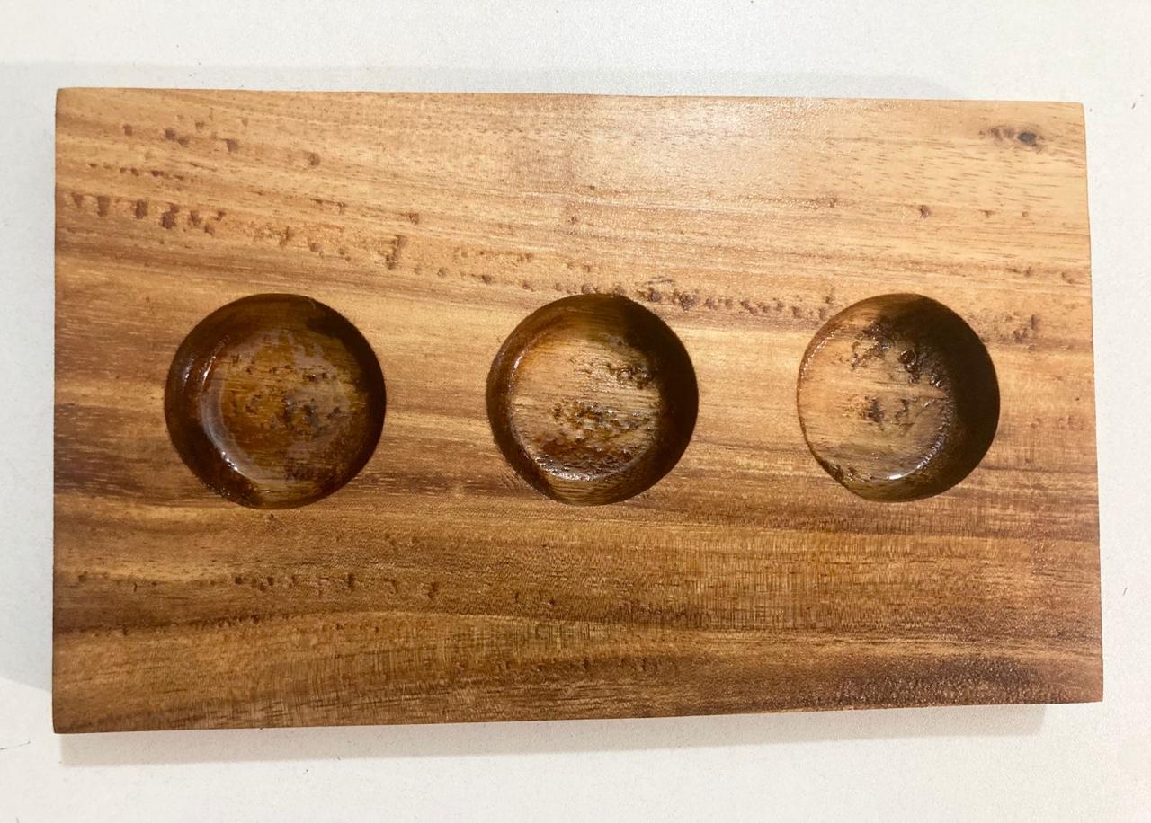 Mezcalero en tabla de Parota